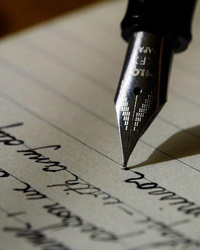 Vue d'un stylo plume en train d'écrire